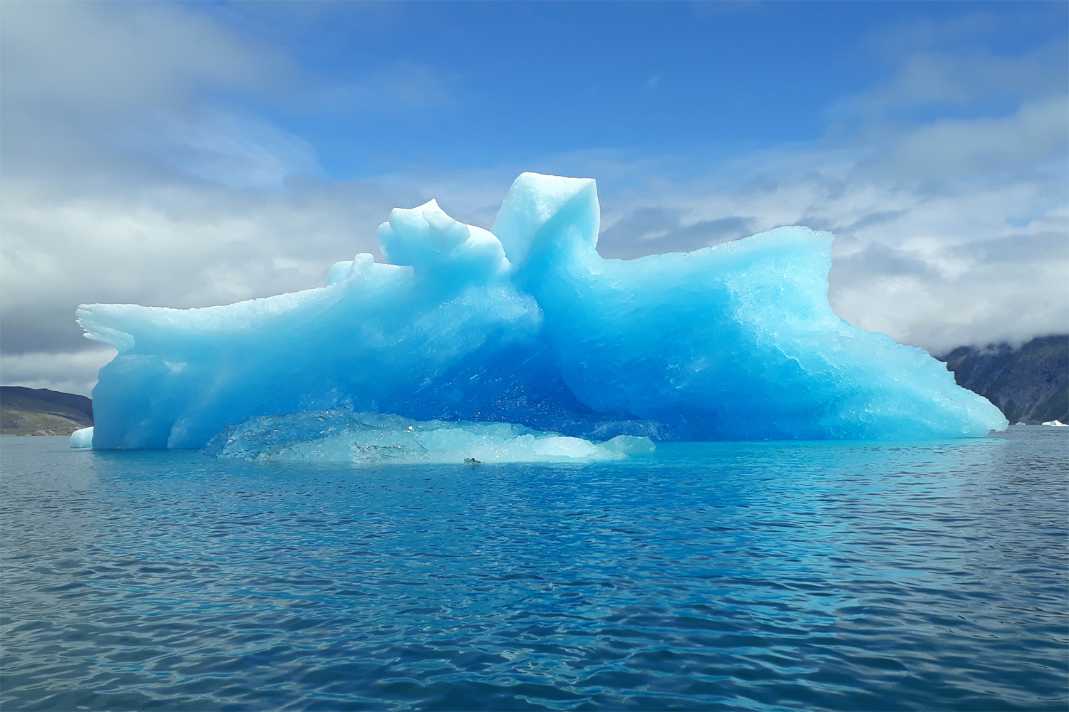 blåt isbjerg i Sydgrønland