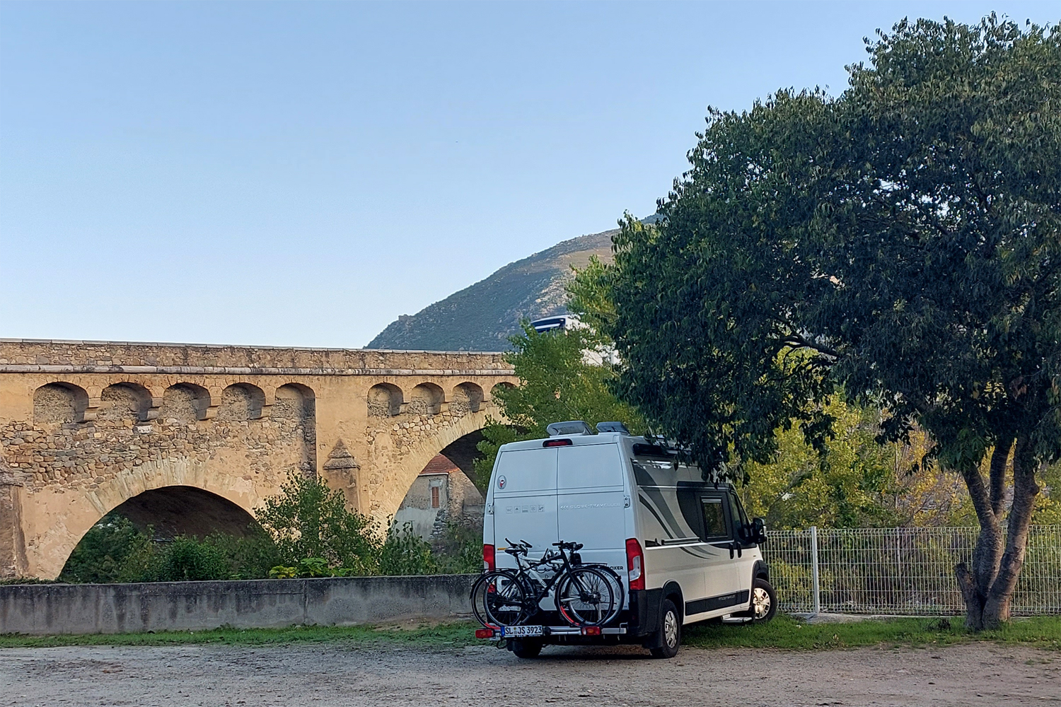 Parkering med autocamper ved Ponte Leccia