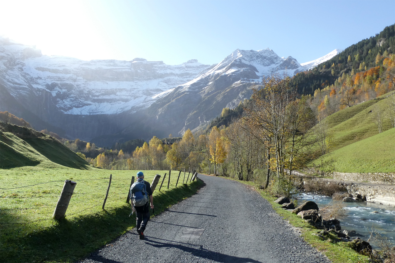 vandring på grusvejen ind til Cirque de Gavarnie